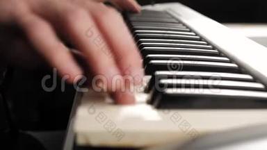 两只手在钢琴上演奏轻柔的现代<strong>钢琴音乐</strong>。 呆在家里做一些音乐的概念。 免费音乐艺术时间